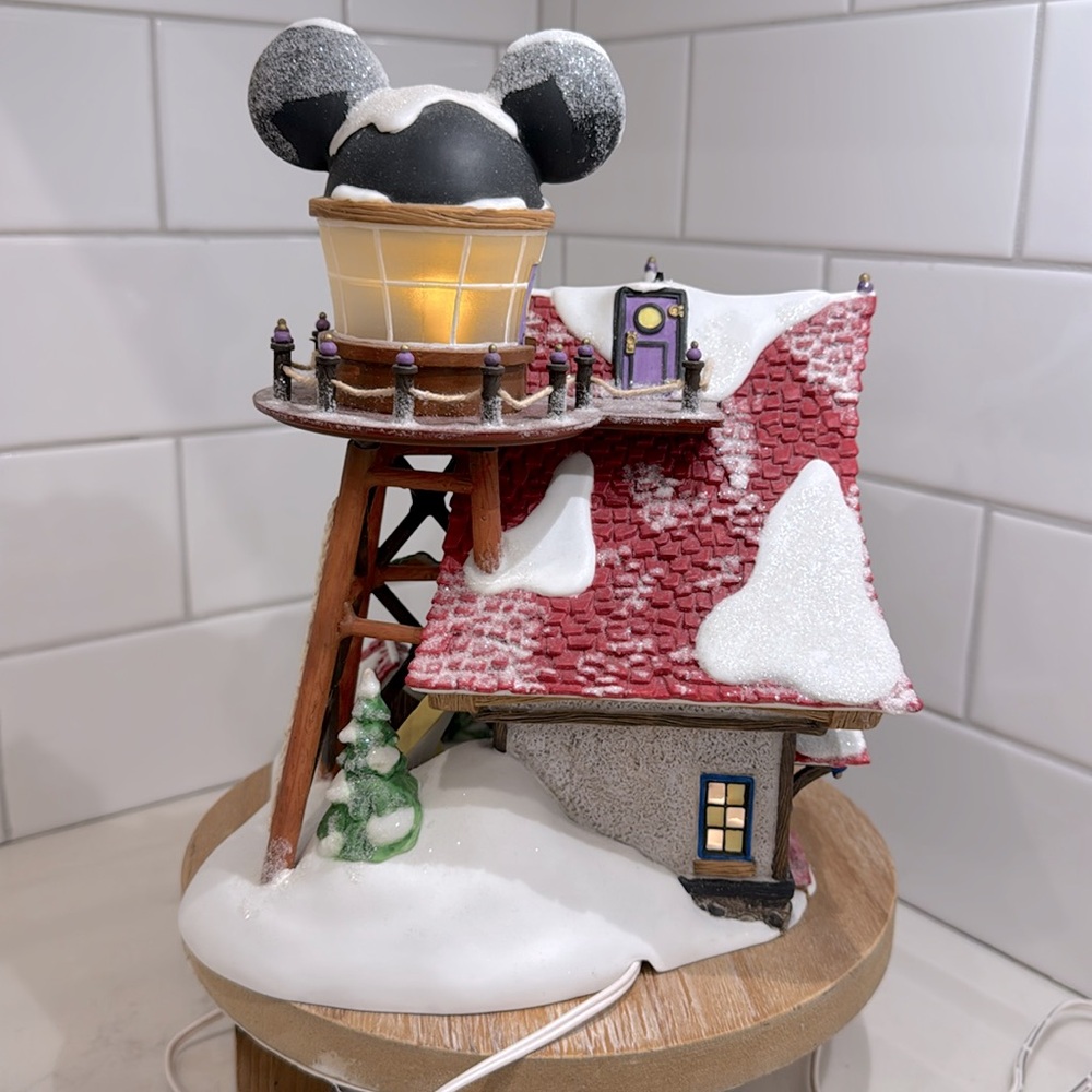 ❤️🎄❤️ Dept 56 | Mickey’s North Pole Holiday House | North Pole Series ❤️🎄❤️ - Picture 6 of 14